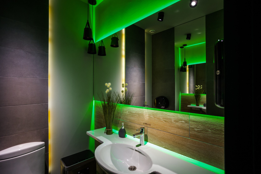 Зеркало с подсветкой настенное