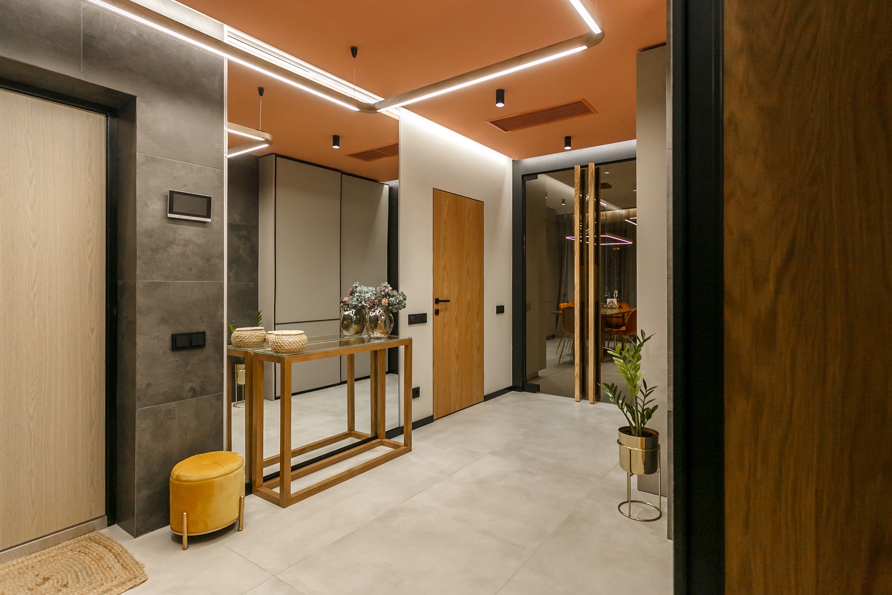 Зеркало в прихожую в раме больших размеров Зеркало в прихожую в раме больших размеров