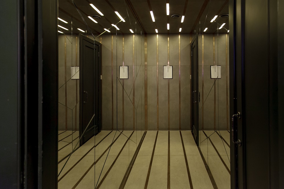 Зеркальное и стеклянное панно Зеркальное и стеклянное панно