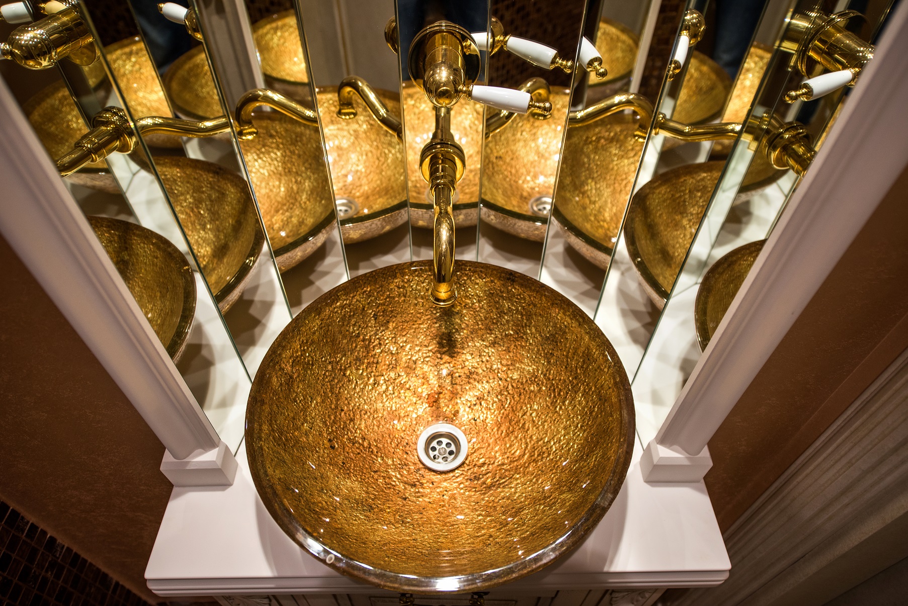 Зеркальное и стеклянное панно Зеркальное и стеклянное панно