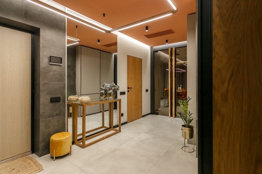 Зеркало в прихожую в раме больших размеров