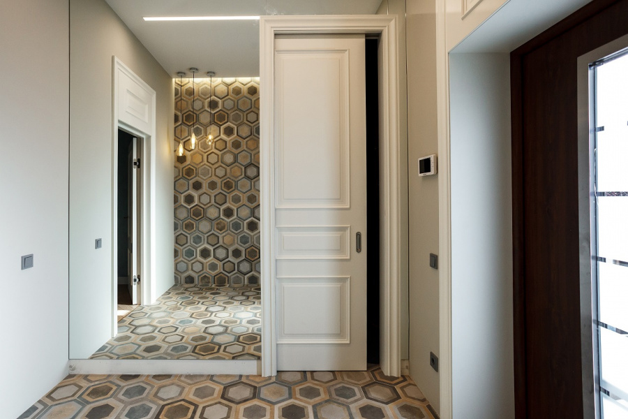 Зеркало в прихожую в раме больших размеров