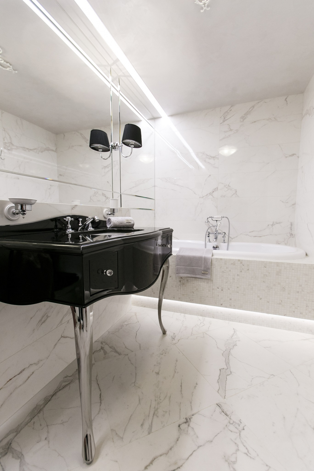 Зеркало на осветленном стекле Зеркало на осветленном стекле